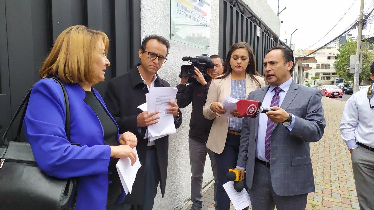 El periodista Christian Zurita y la abogada Gina Gómez piden que el Tribunal Contencioso Electoral investiguen una resolución del CNE.