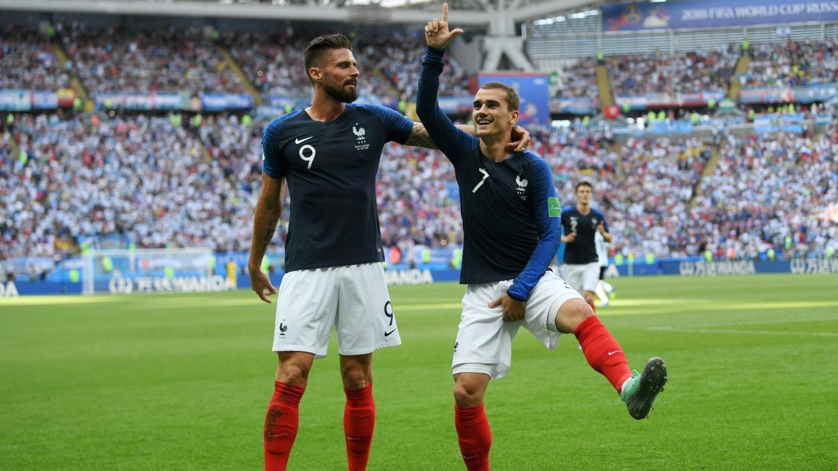Griezmann (d), celebrando un gol con la selección francesa con uno de los bailes tradicionales del videojuego Fornite.