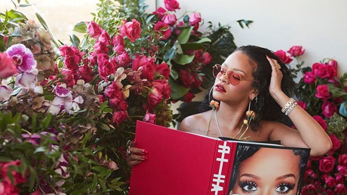 Rihanna junto a su autobiografía.