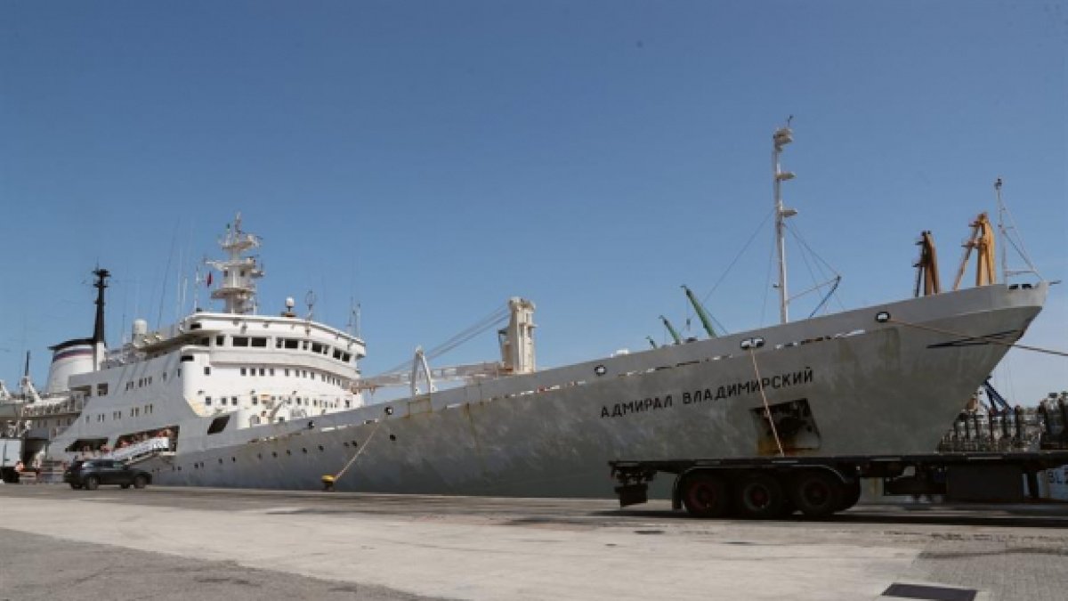 El buque cuenta con una tripulación de más de cien personas, integrada por investigadores y científicos rusos.