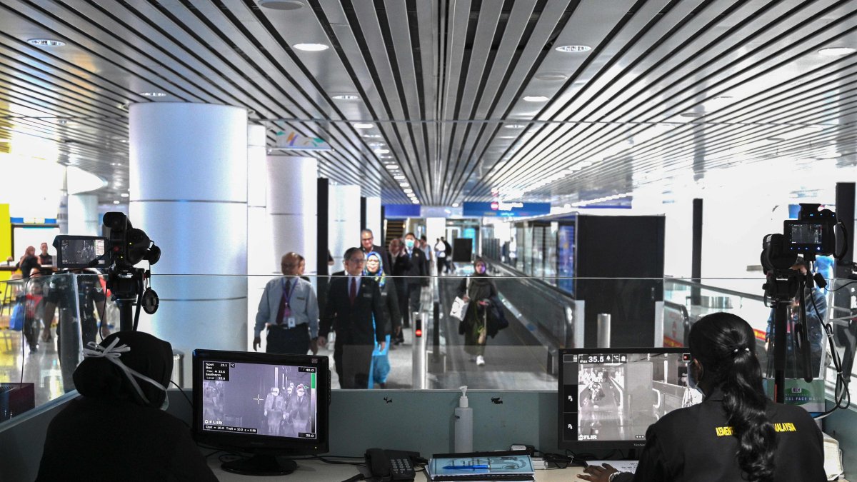 KUALA LUMPUR. En Malasia el control de los viajeros que llegan de China por el aeropuerto internacional, es con un escaner que monitorea la temperatura corporal.
