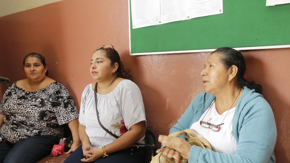 Madres de familia de una unidad educativa en Guayaquil esperaban a que sus hijas terminaran la evaluación durante la tarde del 21 de enero.