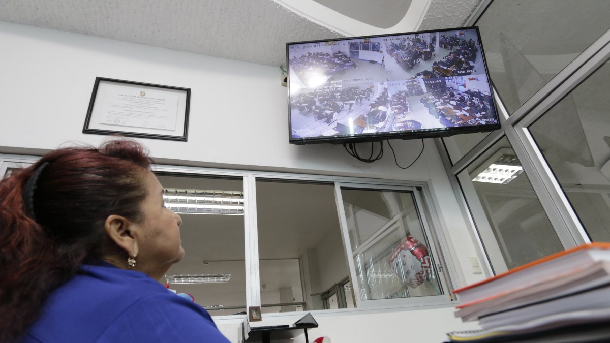 Supervisión. Juana Aguiar, rectora de la Academia Naval Altamar, monitoreaba a los cadetes.