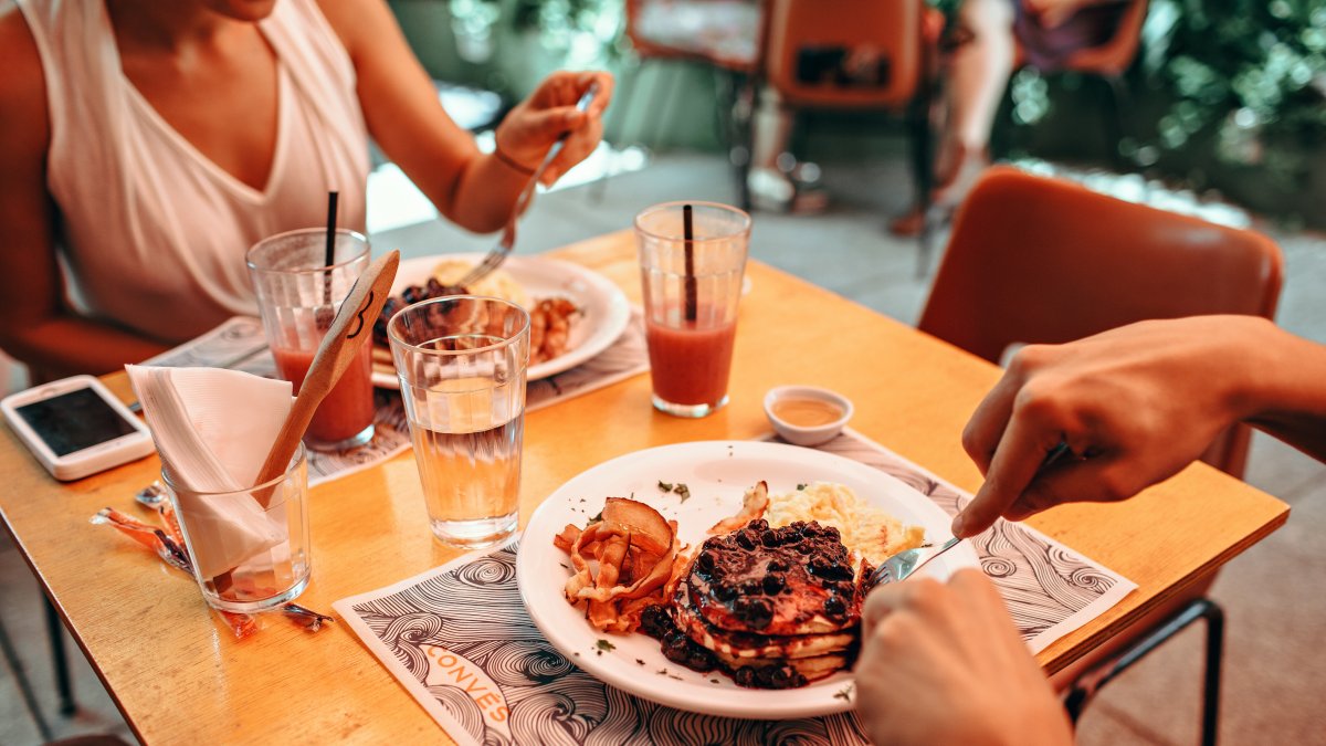 Los fines de semana comemos más tarde que de costumbre y eso afecta al peso.