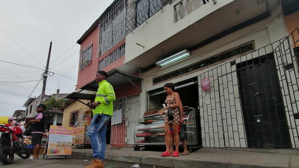 Al lugar llegaron algunos agentes para indagar el suceso.