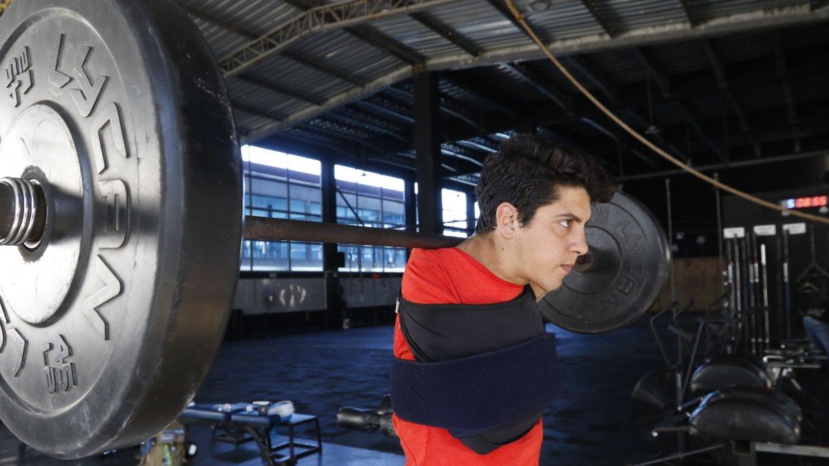 Víctor perdió la movilidad en su brazo derecho, luego de que su plexo braquial fuera afectado en un accidente en motocicleta.
