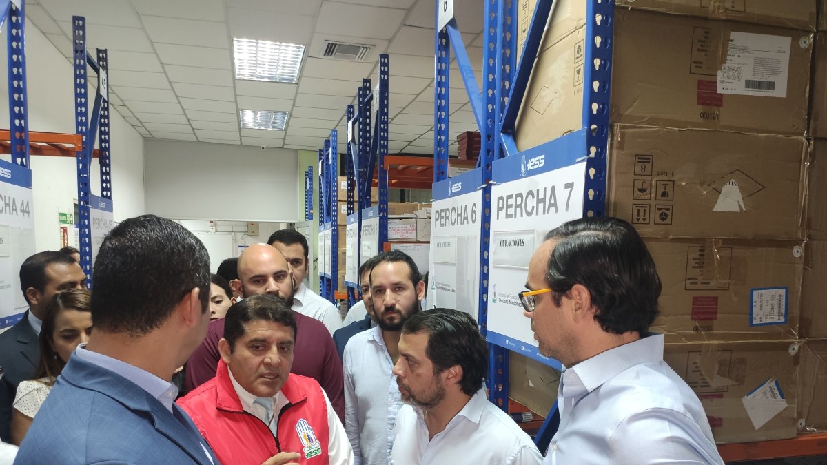 Paúl Granda recorrió las bodegas del hospital en compañía del gobernador del Guayas, Pedro Pablo Duart.