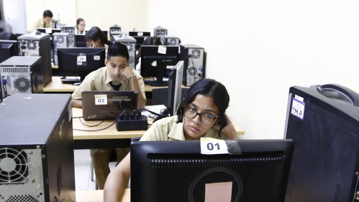 Rostros pensativos se observó durante la toma de la prueba Ser Bachiller