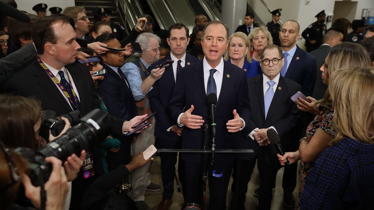 Miembros de la Cámara de Representantes dialogan con la prensa antes del reinicio del  juicio.