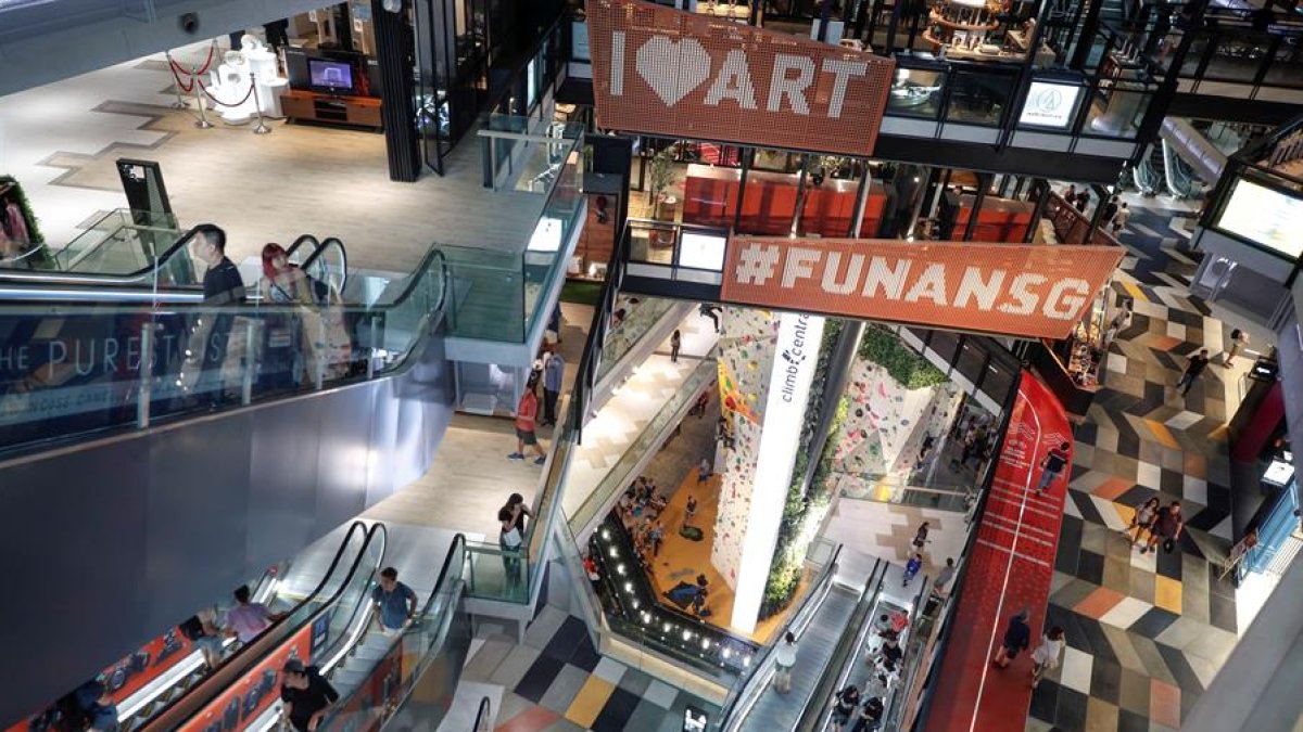 Estos centros comerciales ofrecen cosas que no se pueden conseguir a través del un celular o una computadora