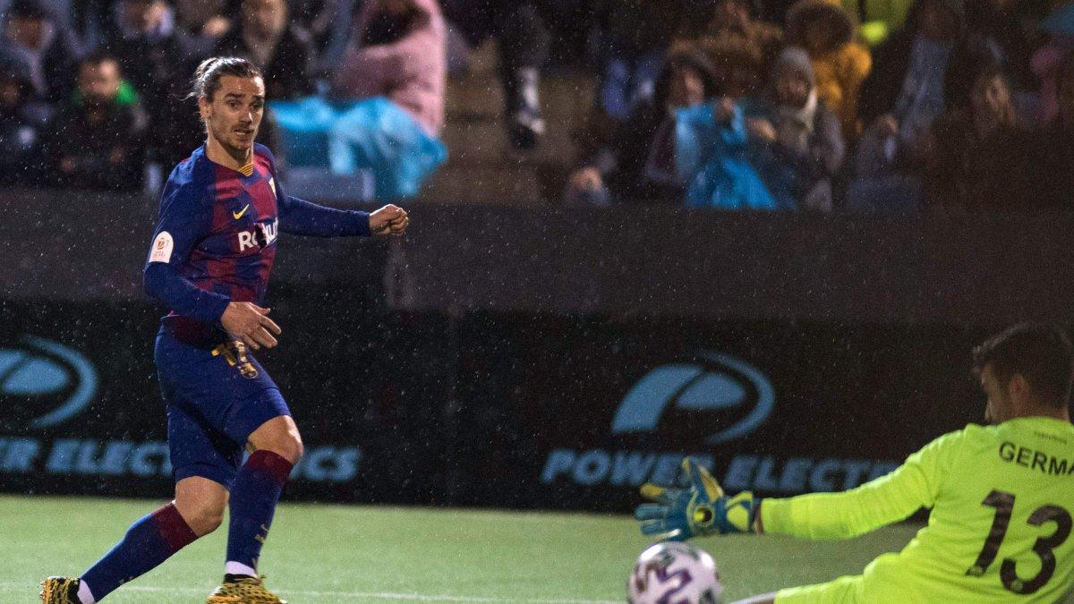 El francés Antoine Griezmann define ante el meta del Ibiza para darle el boleto clasificatorio al Barcelona. 