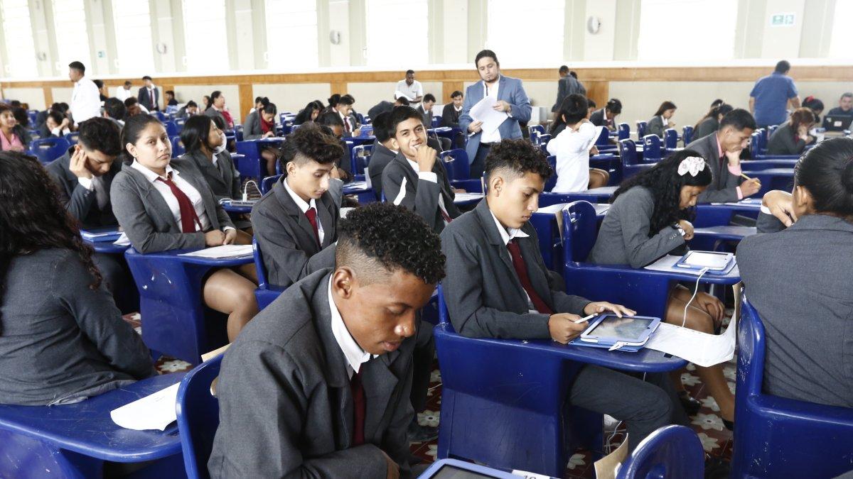 El auditorio del colegio Vicente Rocafuerte se ha convertido en una megasede donde rinden la prueba estudiantes de cuatro planteles.