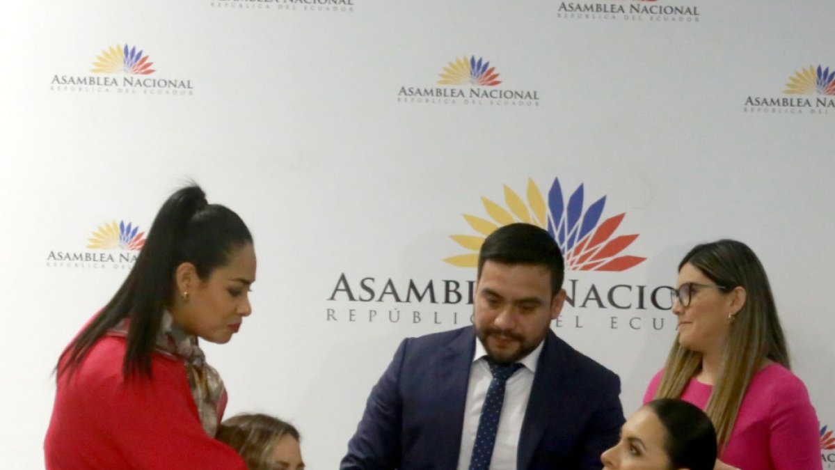 La presidenta del CNE, Diana Atamaint compareció a la Comisión de Fiscalización