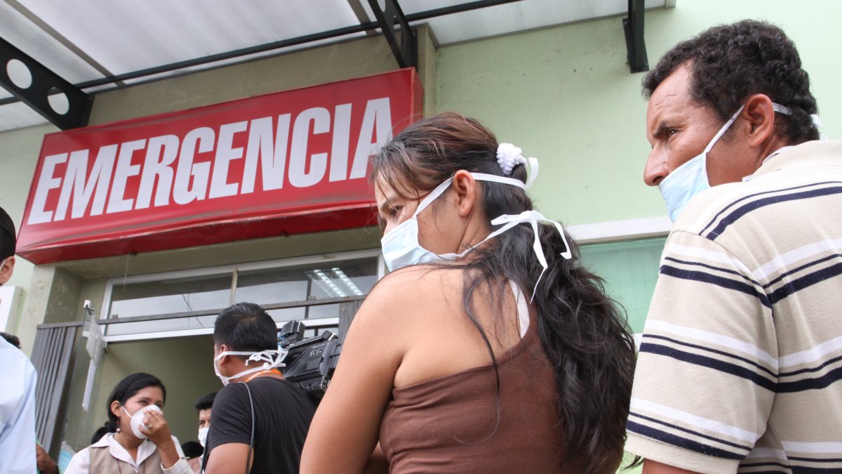 Un grupo de personas se atiende en un hospital de Guayaquil en el 2009, por un brote de AH1N1.