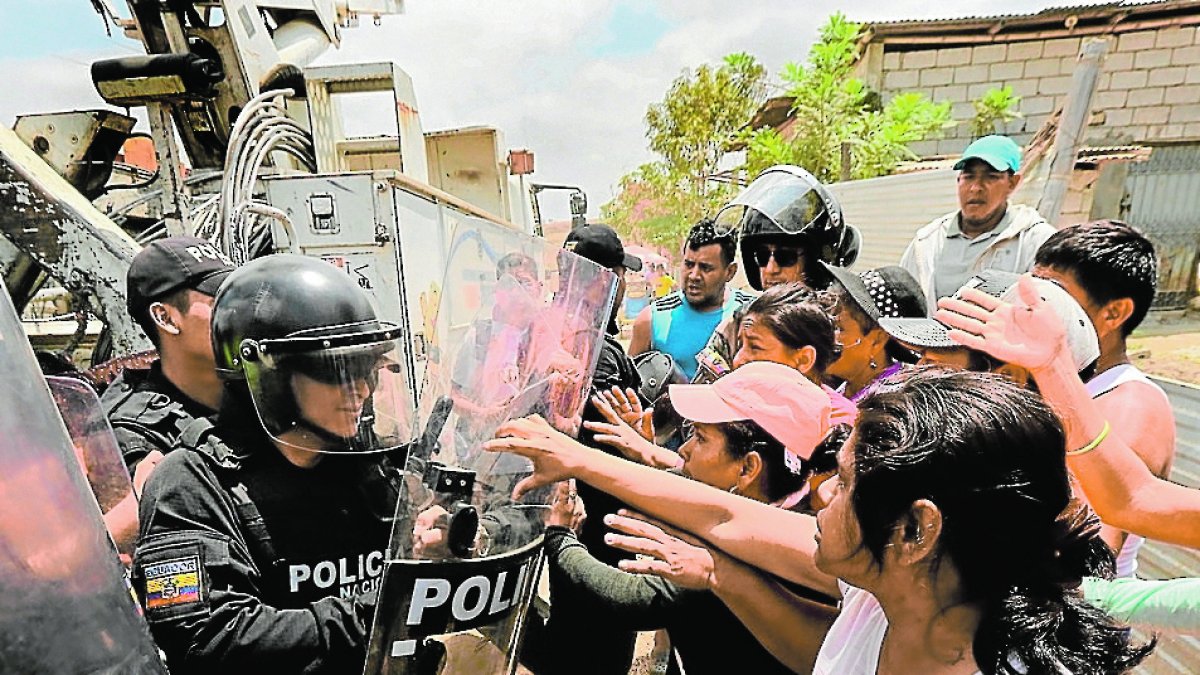 Desalojo en Monte Sinaí, al noroeste de Guayaquil, en más de 30 hectáreas que son terrenos que pertenecen al Gobierno.