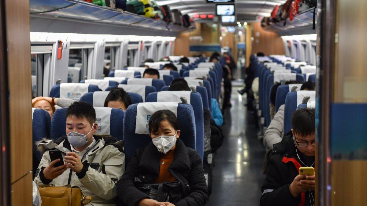 WUHAN. Decenas de personas viajan en tren hacia esta ciudad china, que fue declarada en cuarentena.