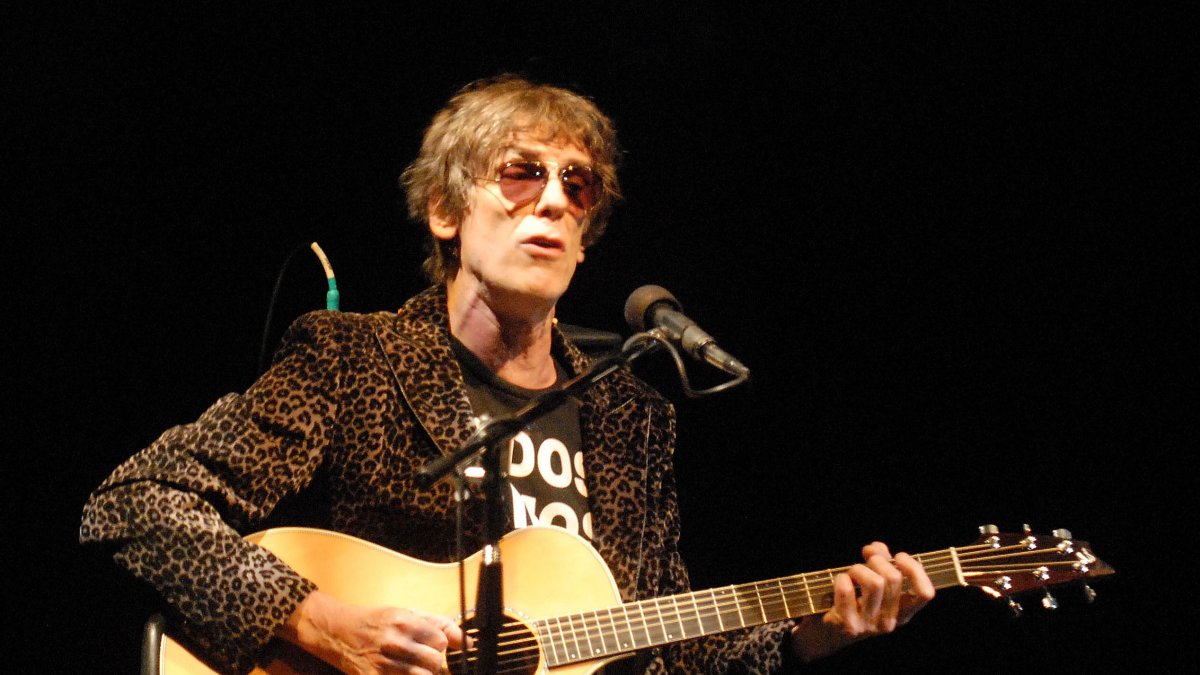 Spinetta, uno de los músicos argentinos más emblemáticos, falleció el 8 de febrero de 2012 en Buenos Aires.