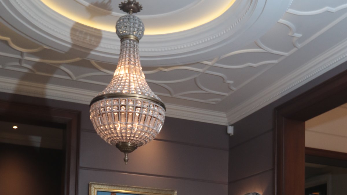 Su estilo es no ‘casarse’ con ningún estilo. Se considera naturalmente contemporánea, transicional, atemporal.