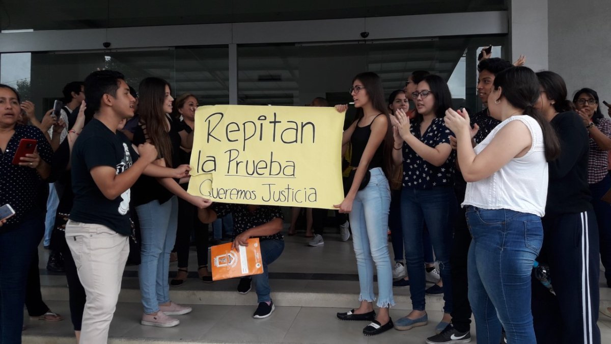 Estudiantes de varios colegios presentaron pancartas que hacían alusión a su pedido.