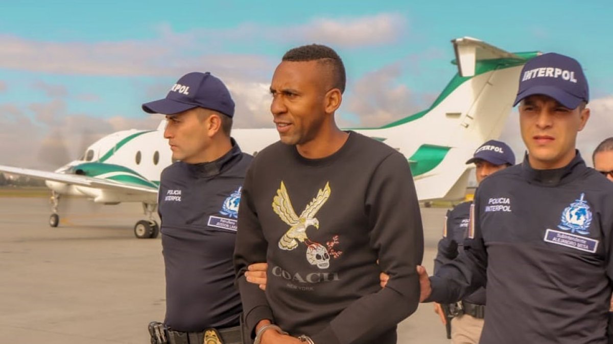 El exjugador Jhon Viáfara cuando es trasladado a un avión que lo llevará a suelo norteamericano,