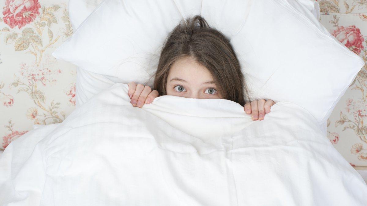 Por motivos psicológicos y orgánicos se puede presentar la enuresis.