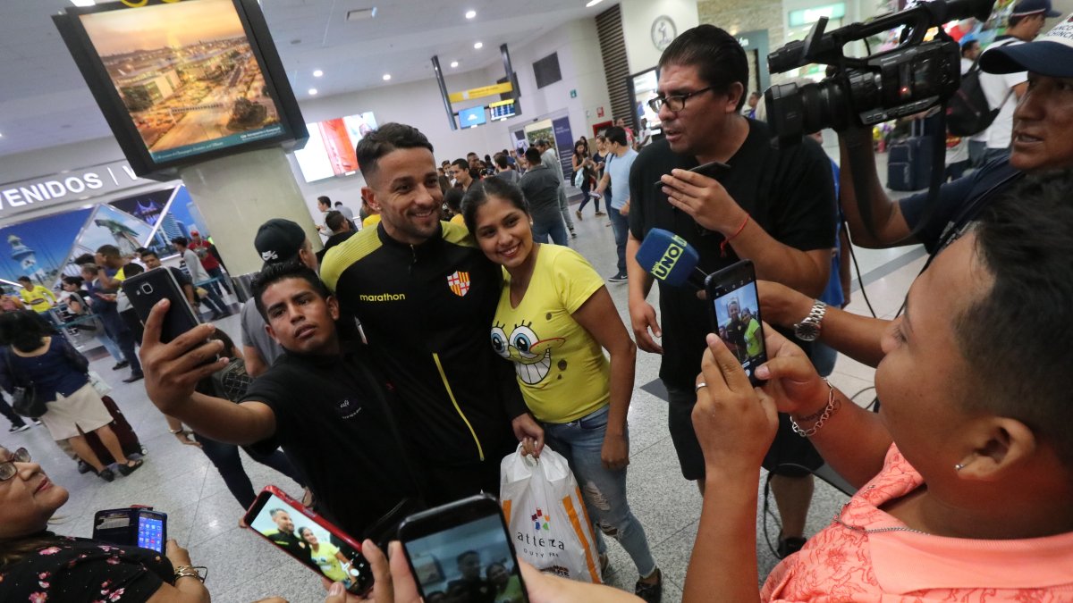 Los hinchas de Barcelona aprovecharon para tomarse fotos con los jugadores.

Agencia (ag-extra)