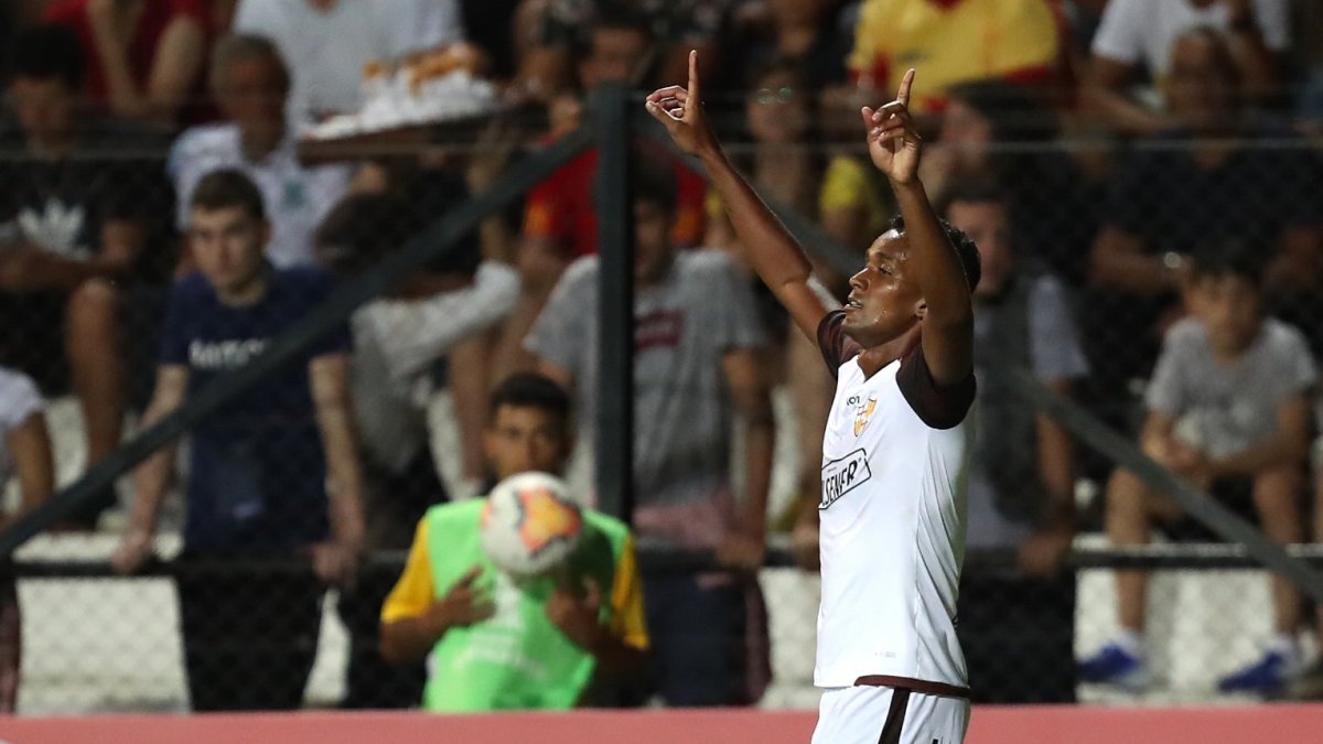 Fidel Martínez celebra el primer gol canario ante Progreso en Uruguay.