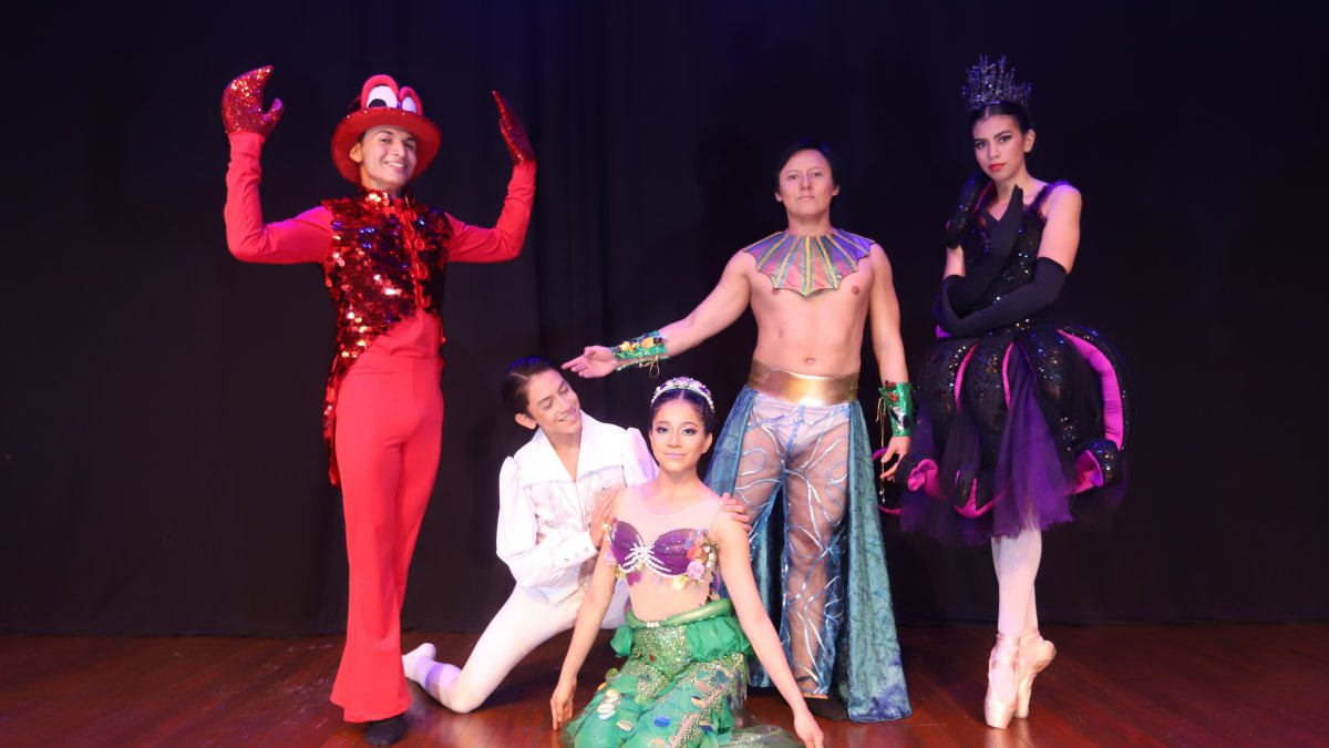 Parte del elenco de 98 alumnos de la escuela de ballet del Teatro Centro de Arte.