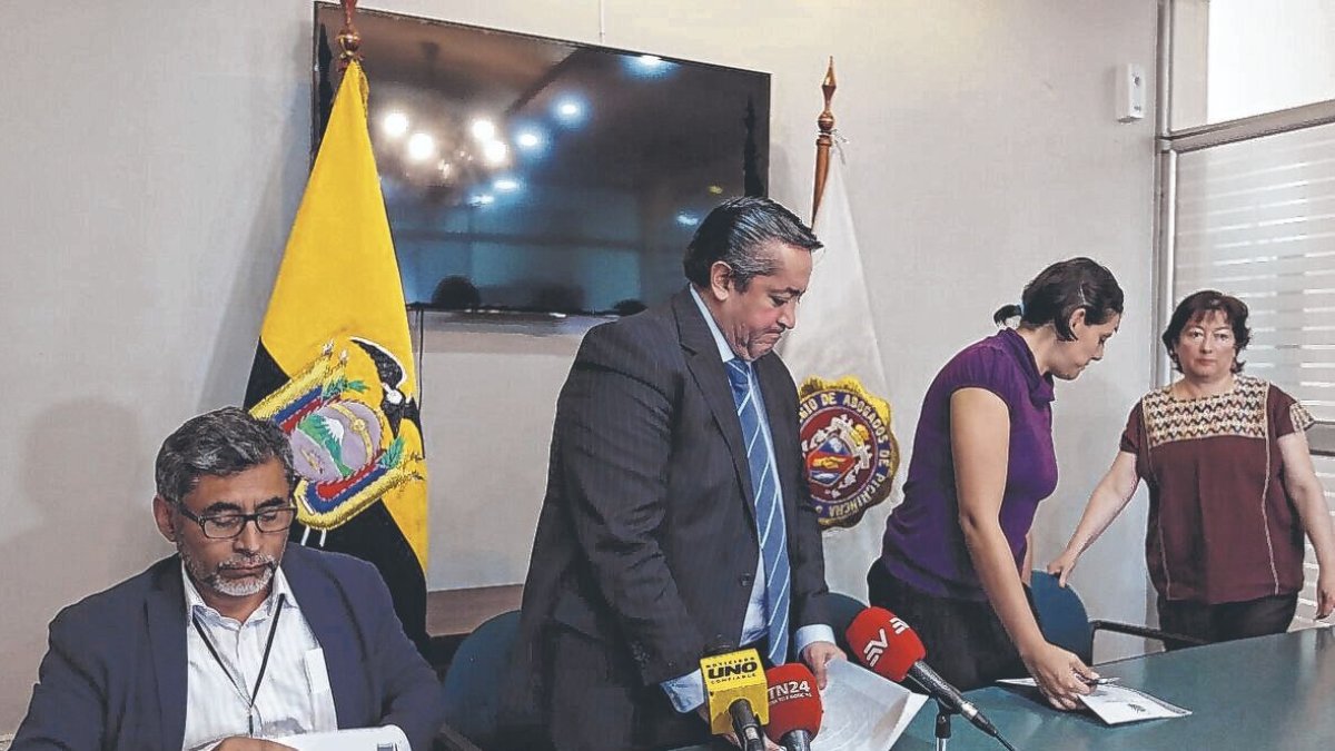 Ramiro García (centro), presidente del Colegio de Abogados de Pichincha, hizo pública su nota de protesta.