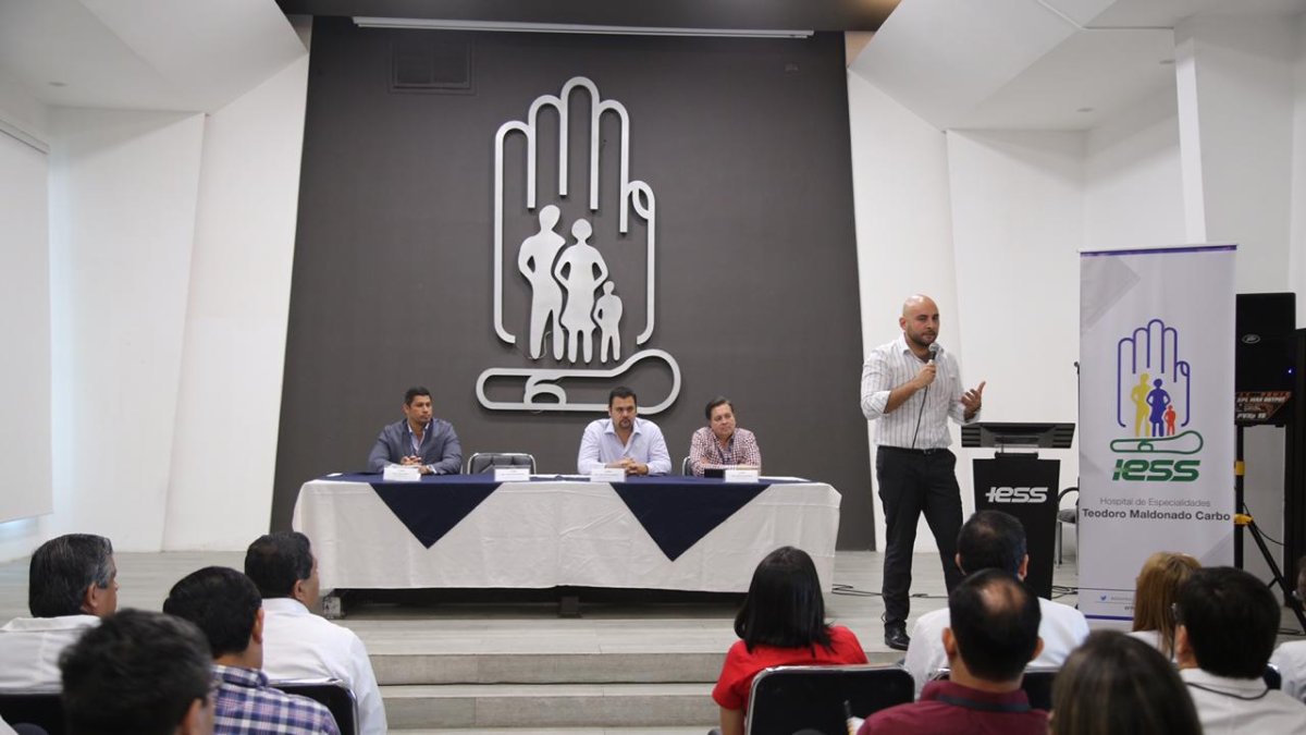 Los directivos se reunieron con personal del hospital.