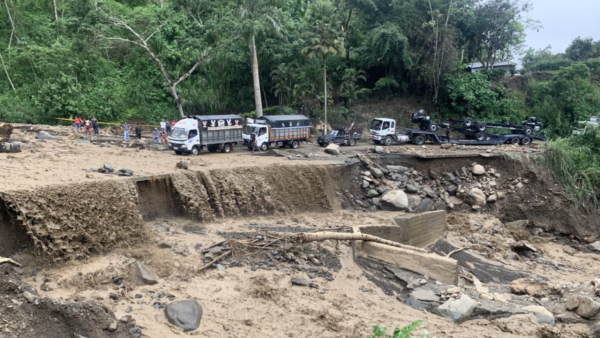 Ríos de piedra y lodo se formaron tras los derrumbes en el sector de Chalguayacu.