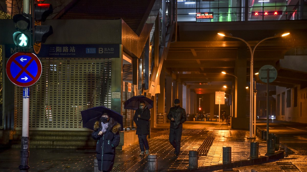 WUHAN. Pocas personas caminaban la noche de ayer por un sector que en tiempos normales es de mucho movimiento.