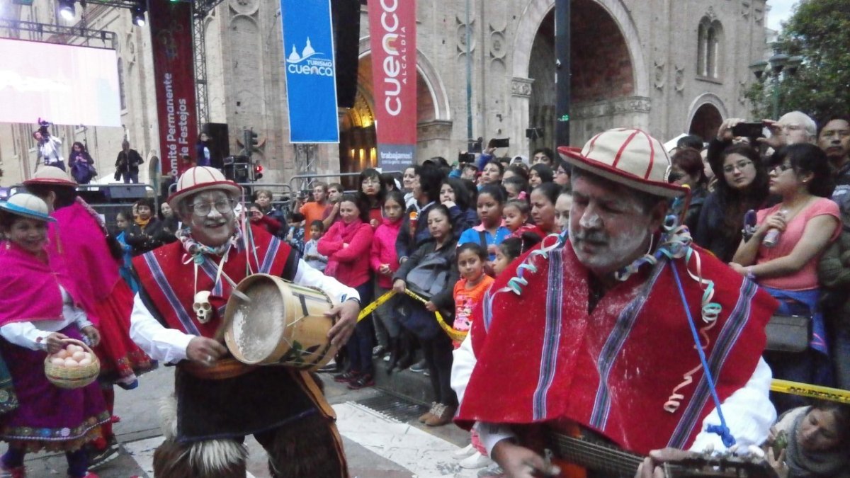 Folclor. Es una tradición que se vive año a año por las calles cuencanas. Para esta fecha se puede disfrutar de la alegría del evento de la gastronomía local.