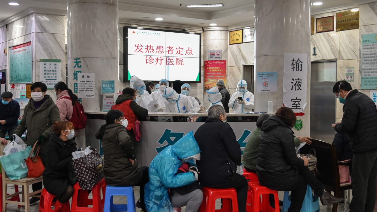 WUHAN. Varias personas hacen filas en una de las áreas de atención en el hospital central de esta ciudad china, donde se dio el primer caso de neumonía.

 CHINA-HEALTH-VIRUS