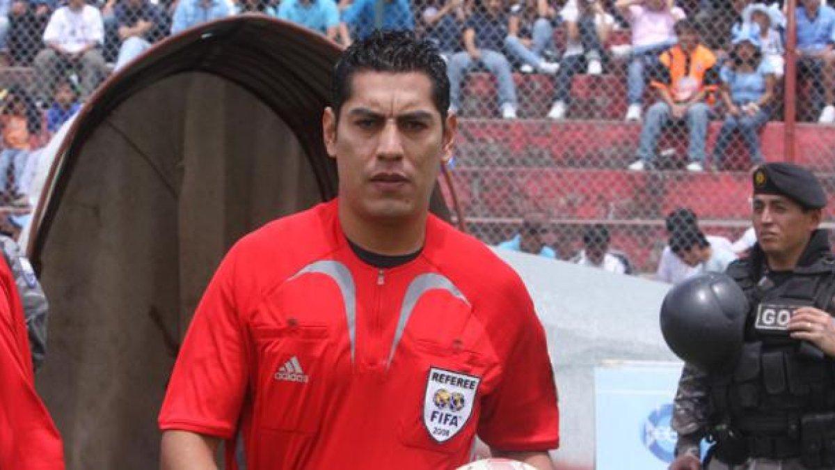 El árbitro central, José Luis Espinel, no seguirá en el fútbol profesional.