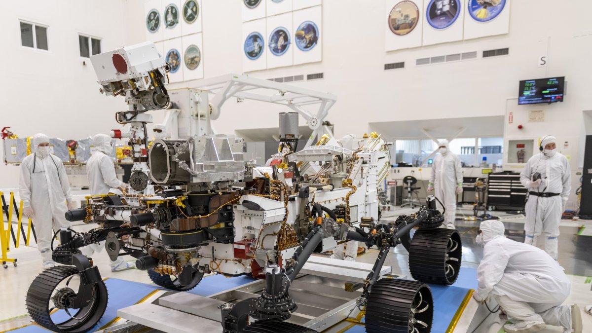 En el Laboratorio de Propulsión a Chorro de la NASA en California, los ingenieros observaron el primer examen de manejo para el rover Mars 2020.