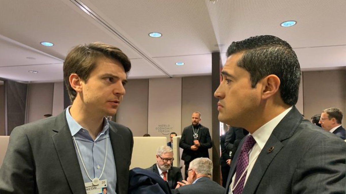 Pierre Dimitri de Uber en conversaciones con el ministro de Economía y Finanzas, Richard Martínez.