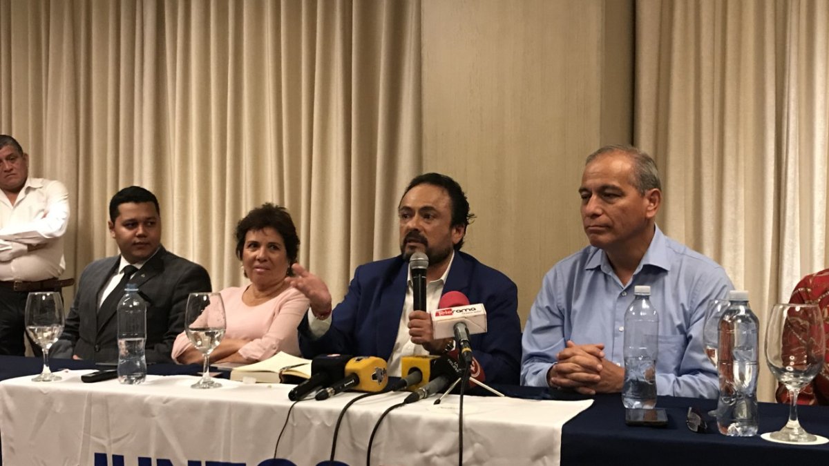 Paúl Carrasco acepta la candidatura a la precampaña a la presidencia de la República.