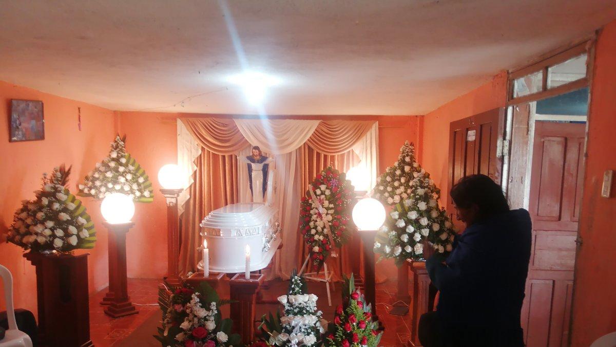Un ataúd blanco recoge sus restos en medio de la sala de la casa de los padres, en la parroquia San Miguelito del cantón Píllaro.