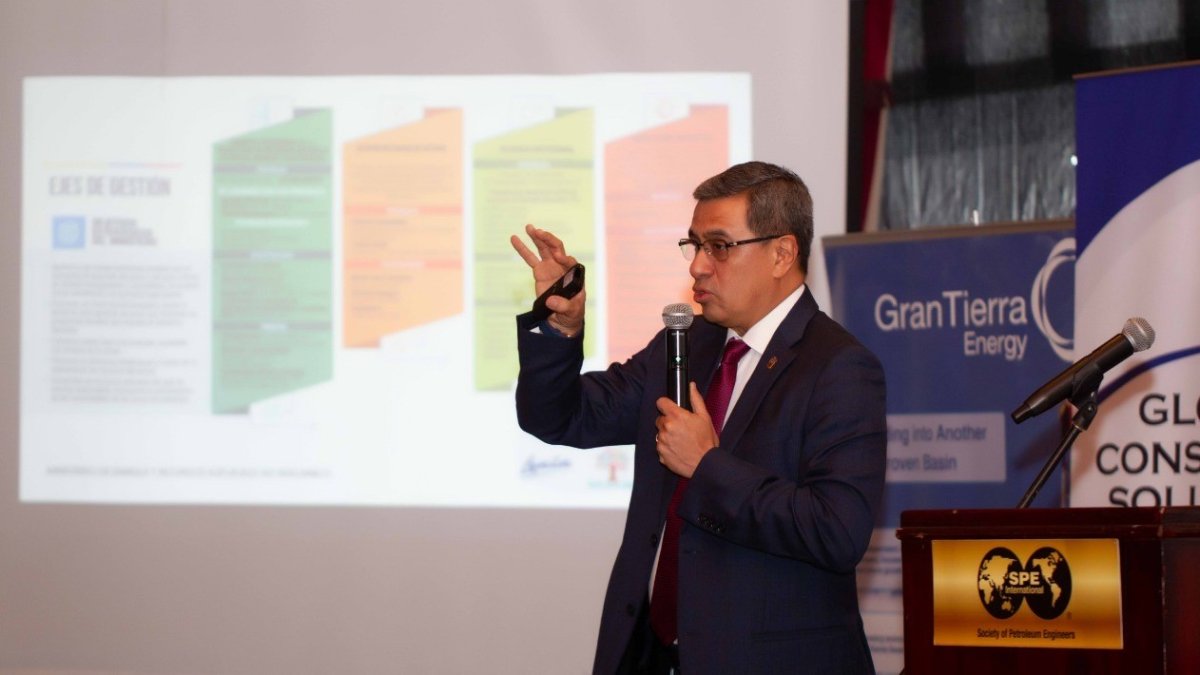 El ministro Agusto durante su exposición a ejecutivos de empresas relacionadas con el sector de energía.