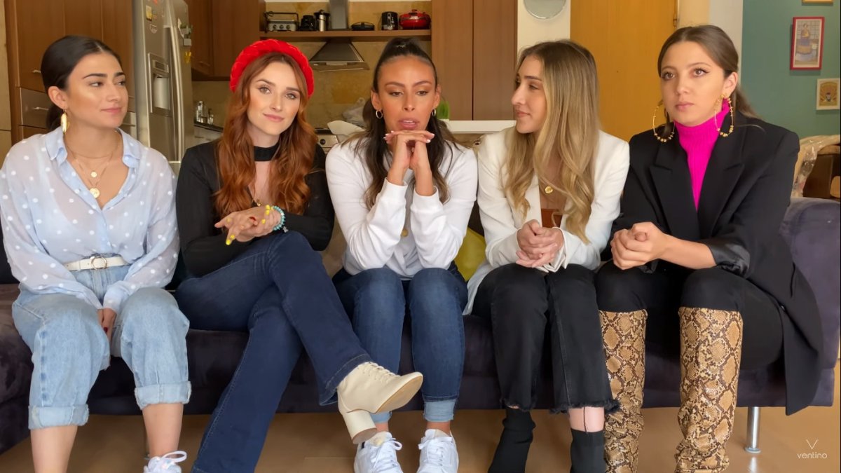 El grupo se formó en 2016 tras un cover en YouTube. En la foto constan Makis de Angulo, Camila Esguerra, July Pérez, Olga Vives y  Natalia Afanado.