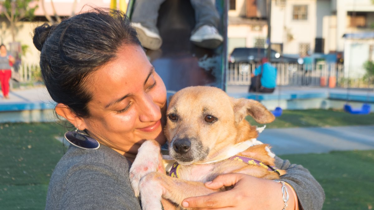 Diana Torres posa junto a Bambi (7 años), una de sus consentidas.
