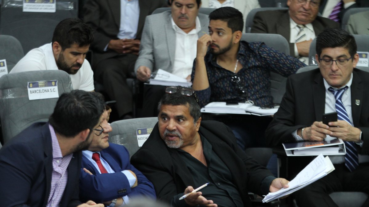 Jorge Flor (con traje negro), tesorero de Asoguayas, realizó algunas observaciones al informe económico de la Ecuafútbol.