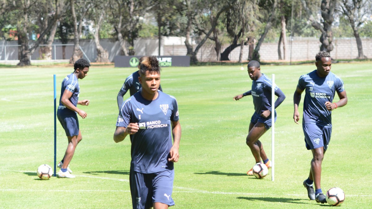 Esta tarde, Billy Arce fue presentado por Liga de Quito de manera oficial, aunque él ya estaba entrenando con el equipo desde hace diez días.
