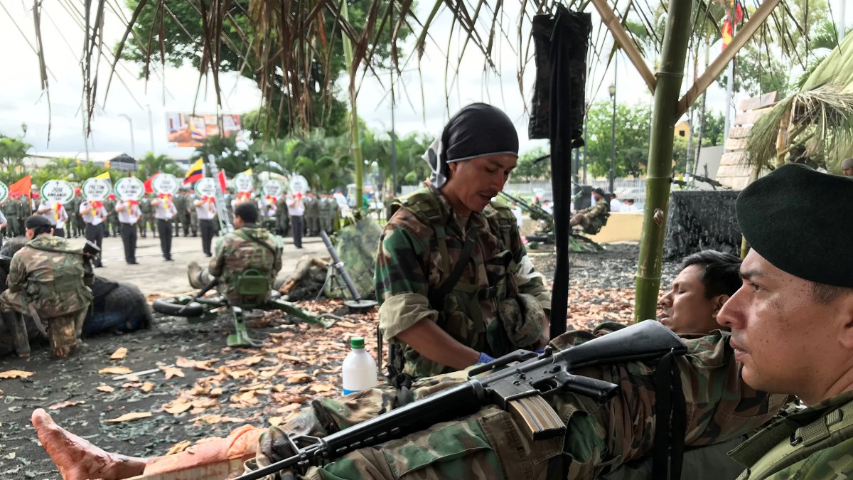 Recreación. un soldado ecuatoriano le cura las heridas a uno de sus compañeros en el campamento. La acción es una dramatización de lo vivido en el Alto Cenepa.