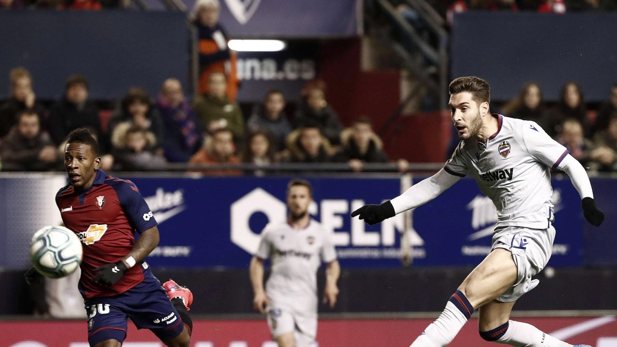 Pervis Estupiñán (i), lateral ecuatoriano del Osasuna, durante el remate de Rubén Rochina, del Levante.
