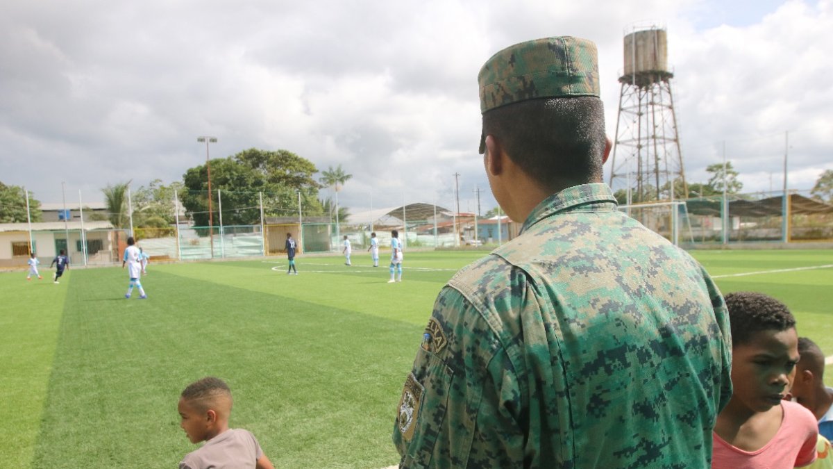 Normalidad. Con la presencia de militares, se creó una escuela de fútbol para niños y jóvenes.