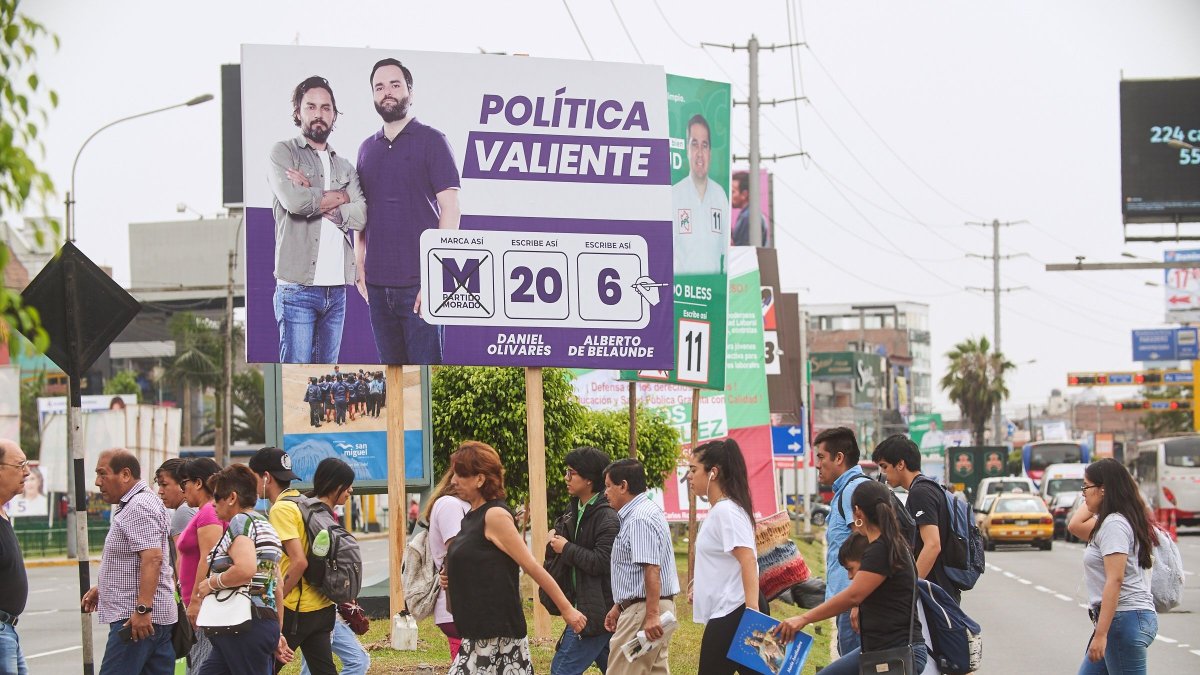 Vista de la propaganda del candidato al congreso por el partido político 