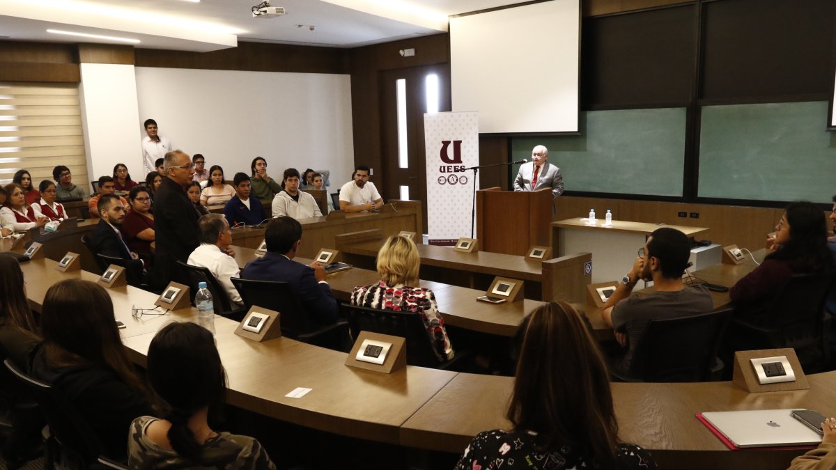 Diálogo. En la UEES, se llevó a cabo ayer un foro sobre el coronavirus.