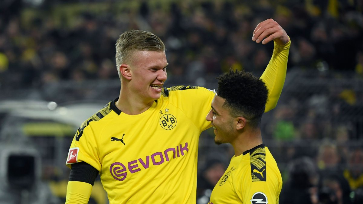 Erling Haaland (i) es felicitado por un compañero luego de marcar el primero de sus doles goles en el triunfo ante el Colonia.